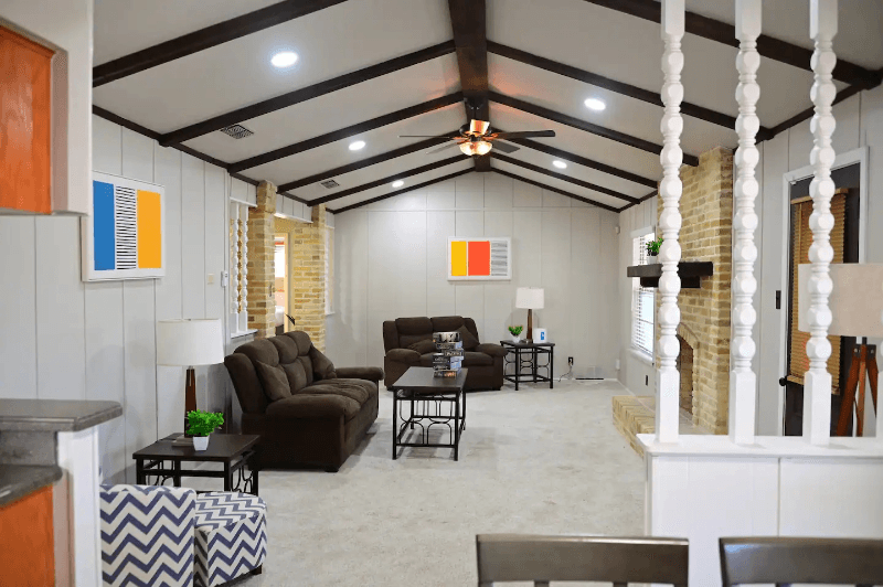 Universal City House: 611 Balboa Dr