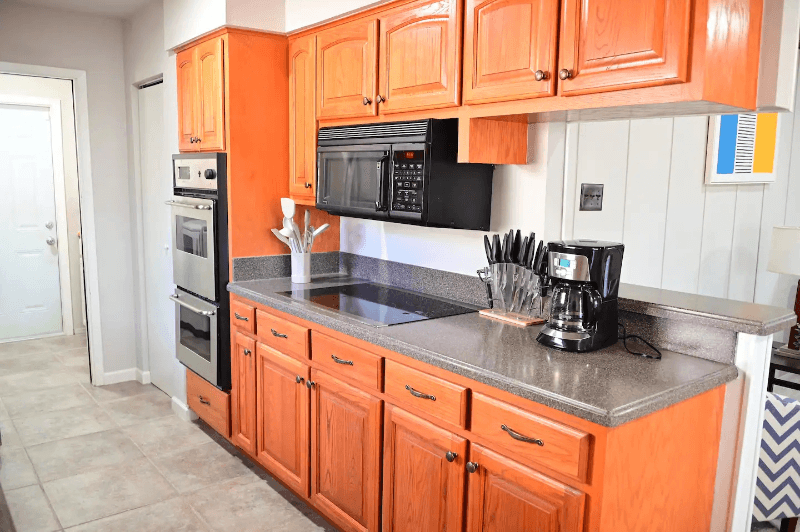 Universal City House: 611 Balboa Dr
