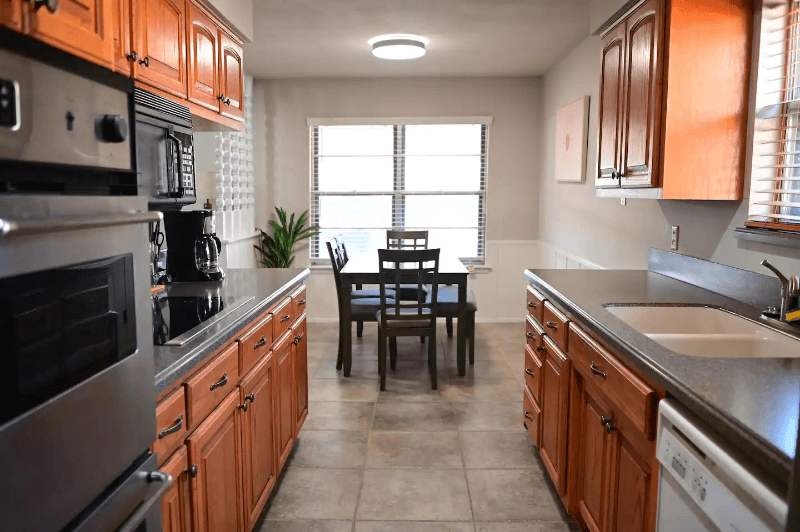 Universal City House: 611 Balboa Dr