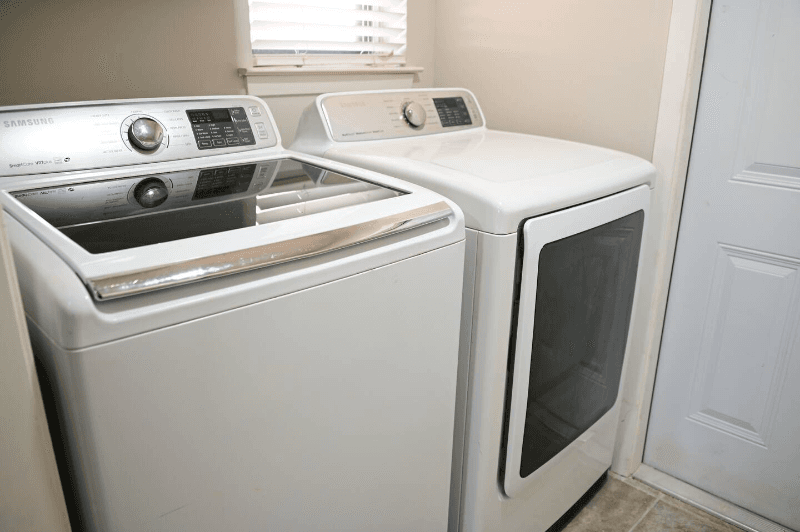 Universal City House: 611 Balboa Dr