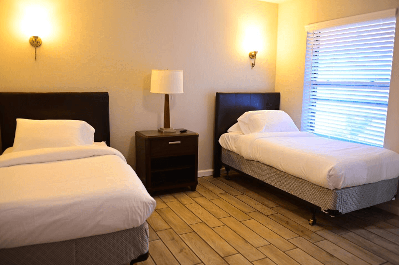 Universal City House: 611 Balboa Dr