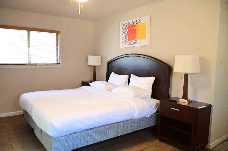 Universal City House: 611 Balboa Dr