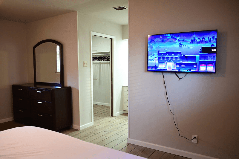 Universal City House: 611 Balboa Dr