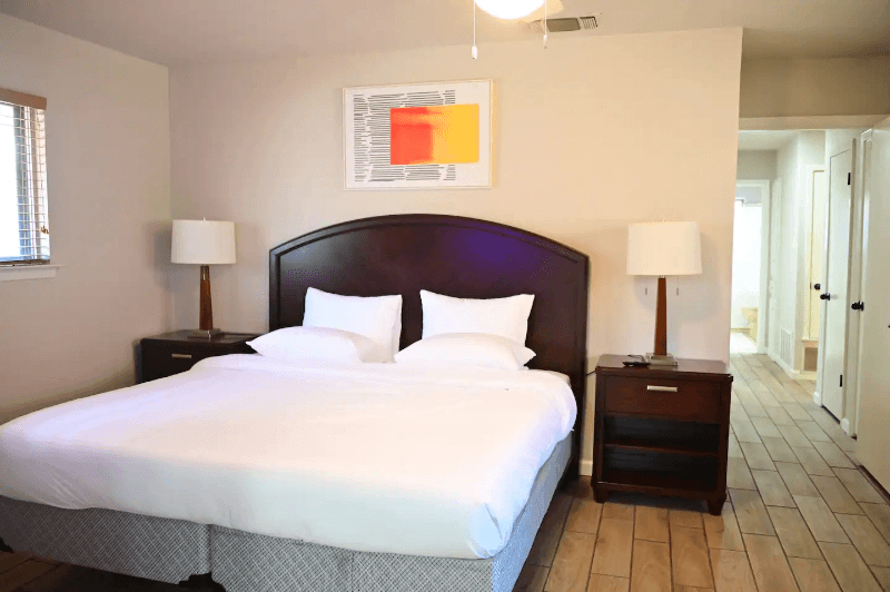 Universal City House: 611 Balboa Dr