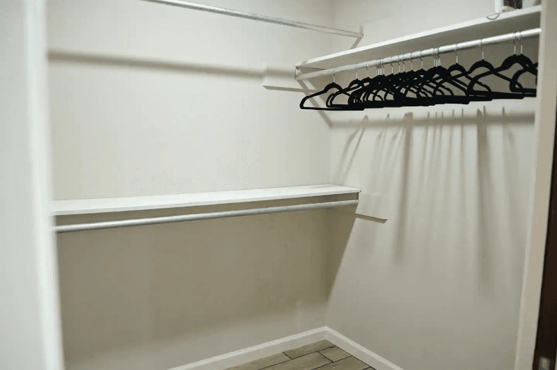 Universal City House: 611 Balboa Dr