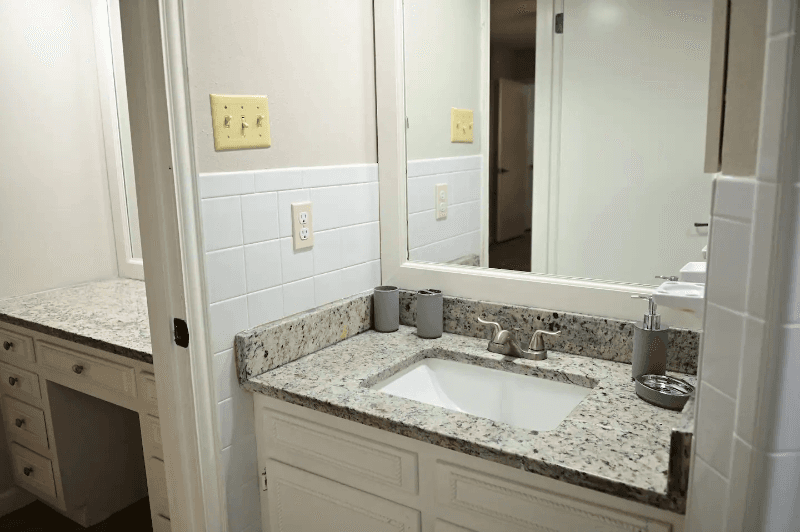 Universal City House: 611 Balboa Dr