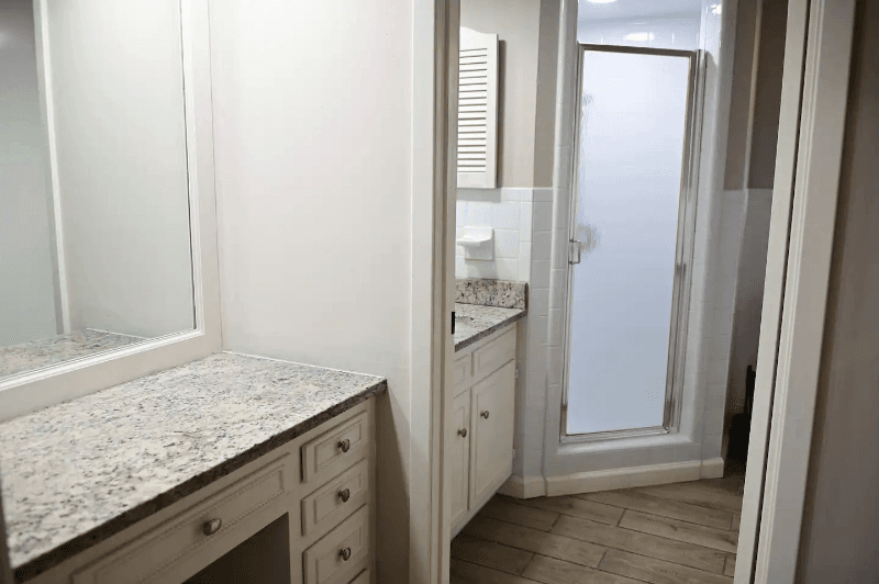 Universal City House: 611 Balboa Dr