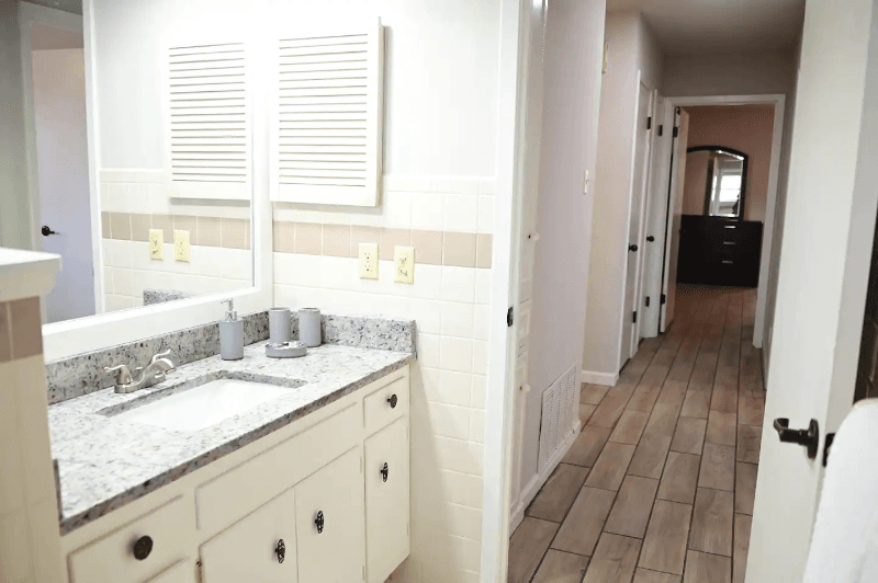 Universal City House: 611 Balboa Dr