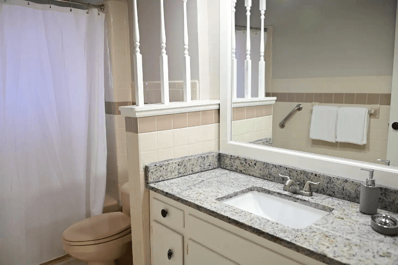 Universal City House: 611 Balboa Dr
