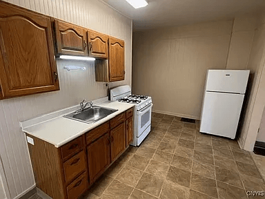 Syracuse Apartment: 321-25 N Midler Ave