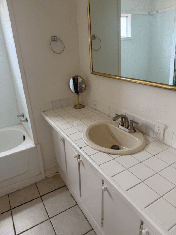 Oakley House: 5625 Sandmound Blvd