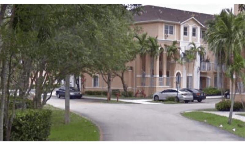 Hialeah Townhome: 17710 NW 73 ave