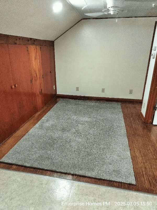West Lafayette House: 424B Dodge St