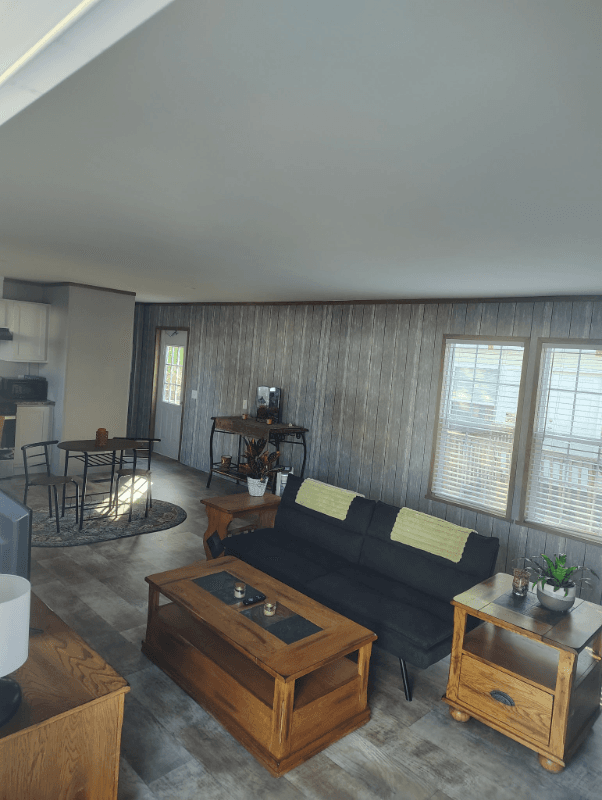 Riverdale House: 29 Lakeview Dr