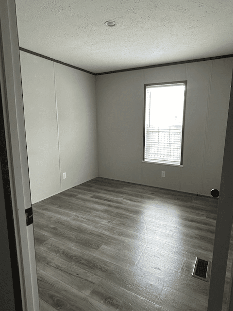 Riverdale House: 29 Lakeview Dr