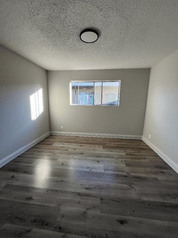 Los Angeles Apartment: 1240 w 105th St