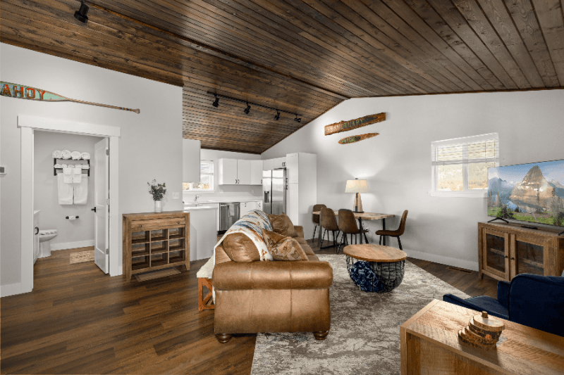 Columbia Falls House: 916 Jensen Rd