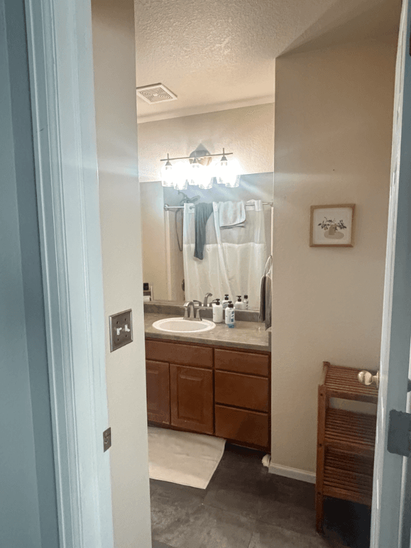 Thornton Single Room: 10144 Madison Street