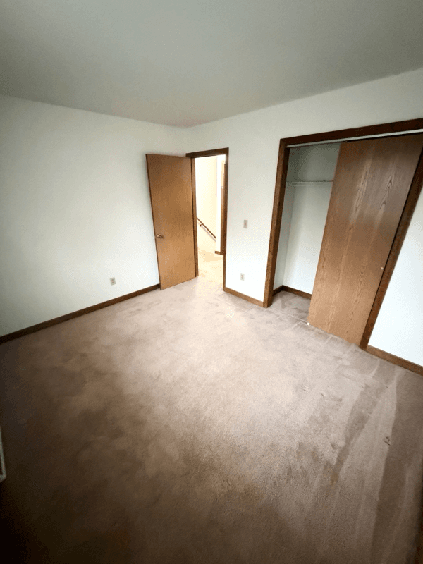 Halfmoon Townhome: 22 Vosburgh Rd