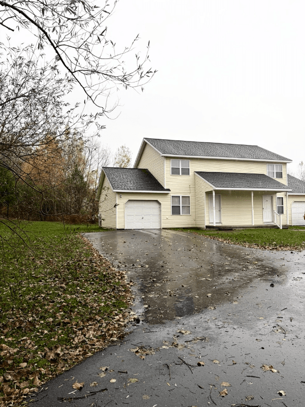 Halfmoon Townhome: 22 Vosburgh Rd