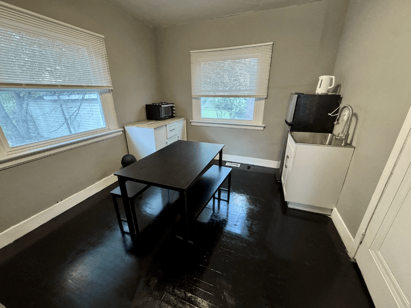 Detroit Single Room: 17150 Santa Rosa