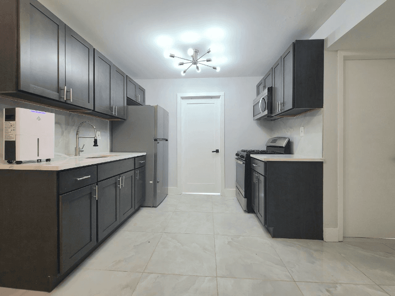 Ewing Apartment: 1903 Country Ln