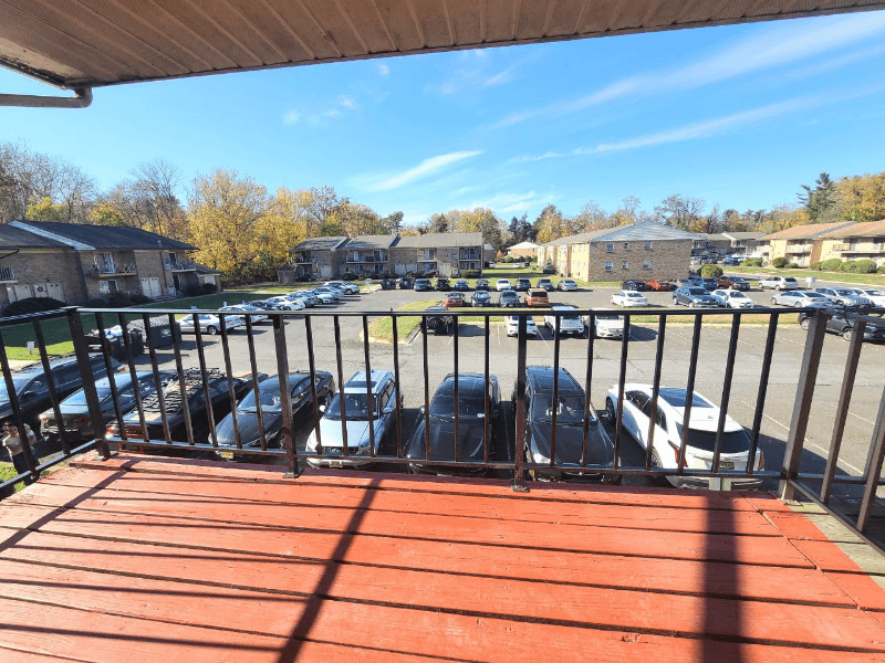Ewing Apartment: 1903 Country Ln