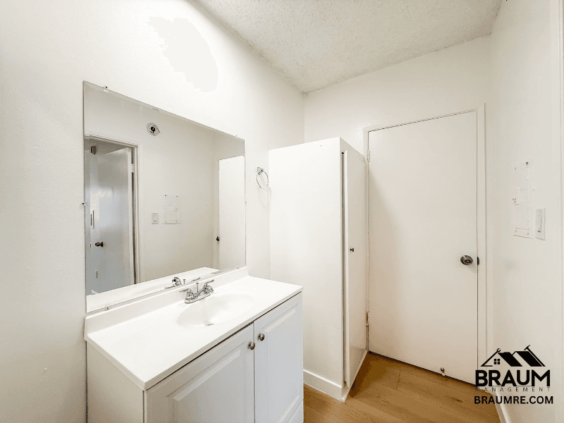 Sherman Oaks Apartment: 5461 Kester Ave