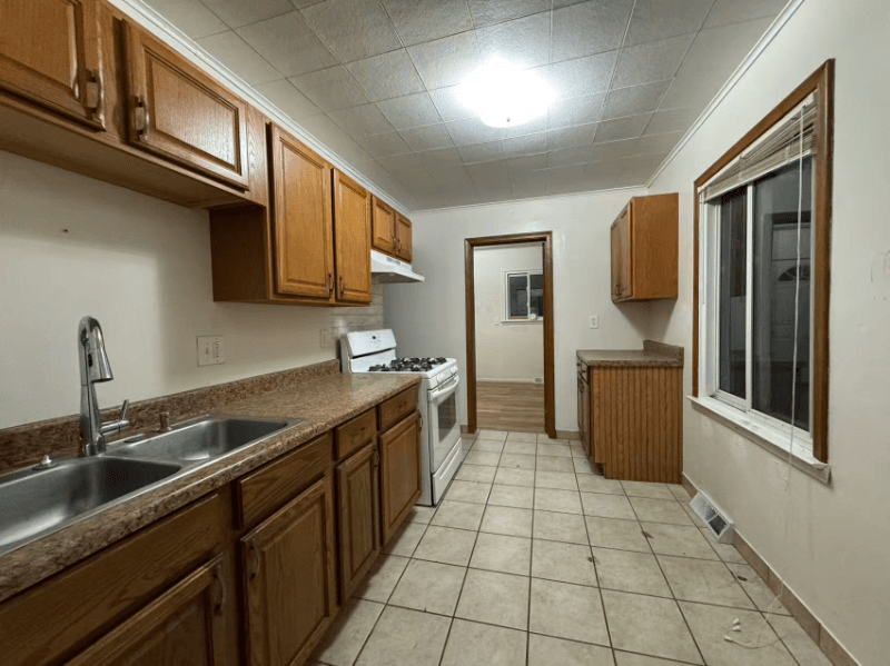 Hazel Park House: 1202 E George Ave