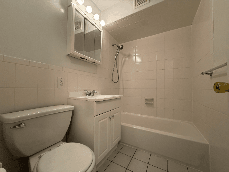 Edgewater Apartment: 208 UNDERCLIFF