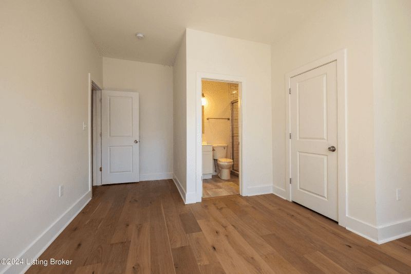 Louisville House: 426 E Oak St