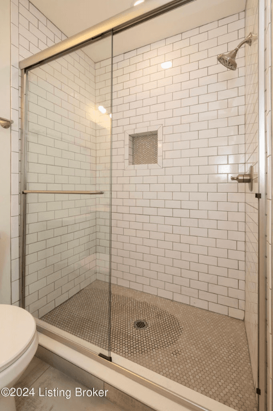 Louisville House: 426 E Oak St