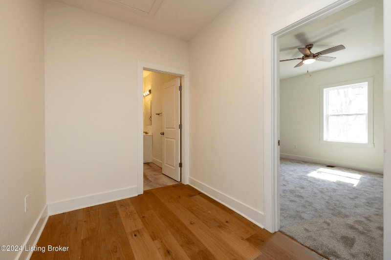 Louisville House: 426 E Oak St