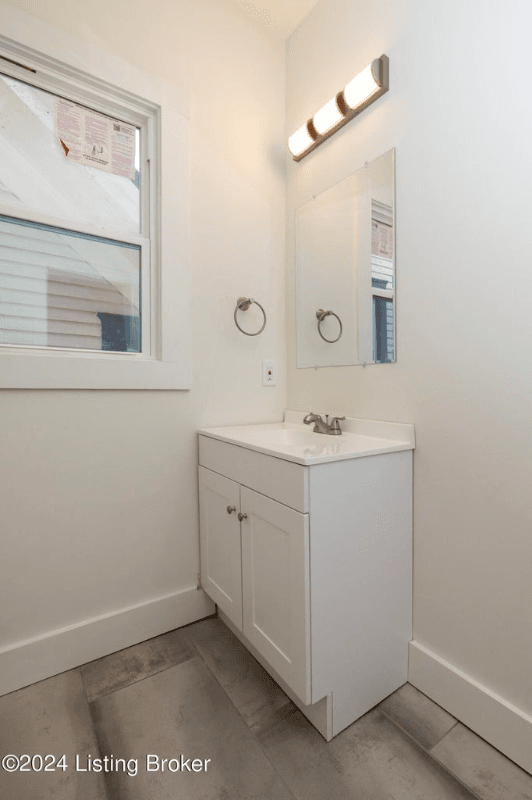 Louisville House: 426 E Oak St