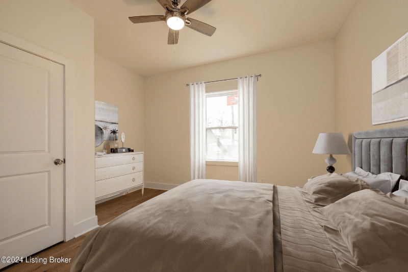 Louisville House: 426 E Oak St