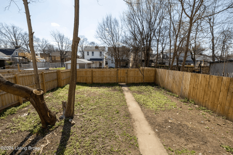 Louisville House: 426 E Oak St