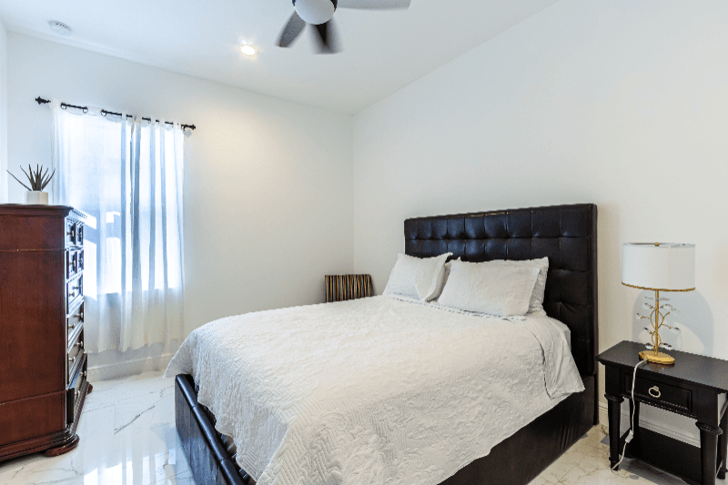 Hollywood House: 2213 Simms ST