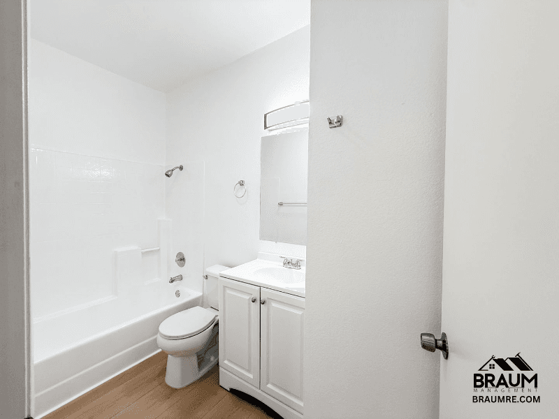 North Hollywood Apartment: 11459 Collins St
