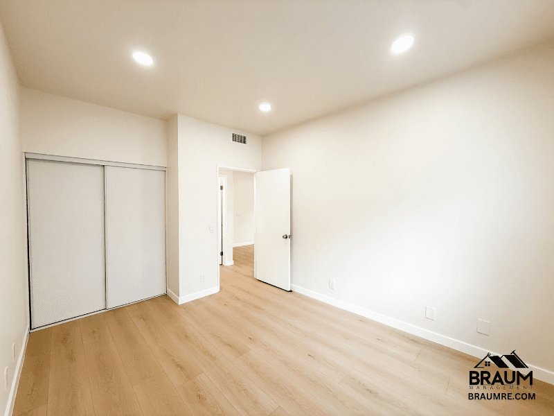 North Hollywood Apartment: 11459 Collins St