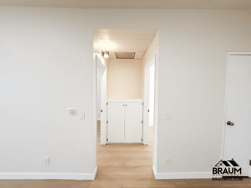 North Hollywood Apartment: 11459 Collins St