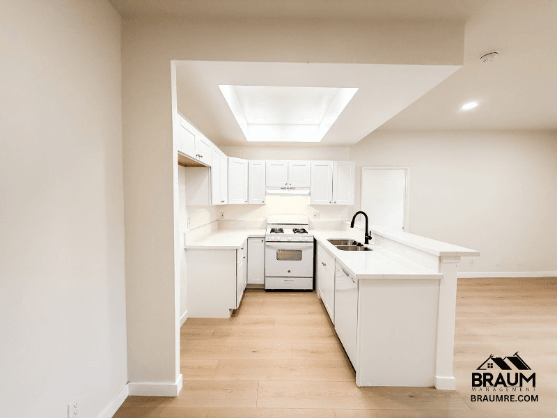North Hollywood Apartment: 11459 Collins St