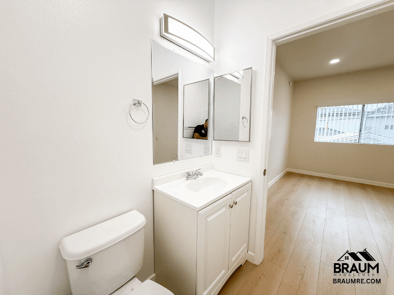 North Hollywood Apartment: 11459 Collins St