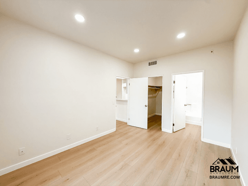 North Hollywood Apartment: 11459 Collins St