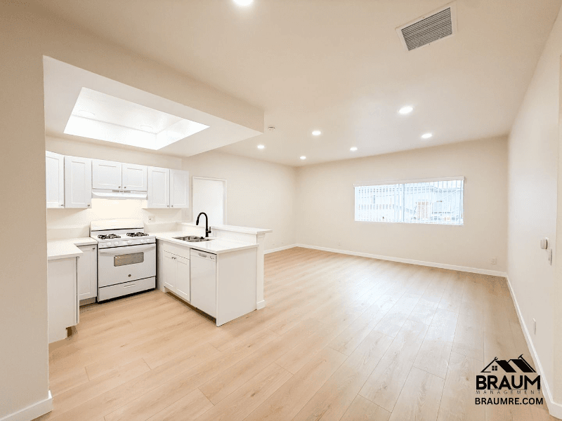 North Hollywood Apartment: 11459 Collins St