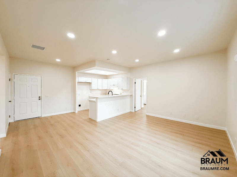 North Hollywood Apartment: 11459 Collins St
