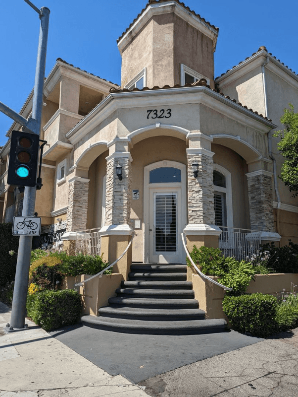 Winnetka Apartment: 7323 Winnetka Ave