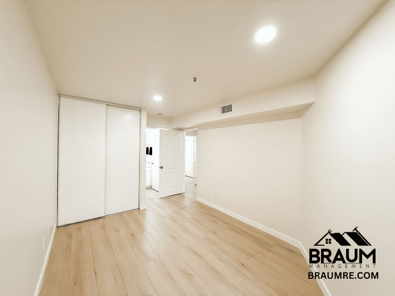 Winnetka Apartment: 7323 Winnetka Ave