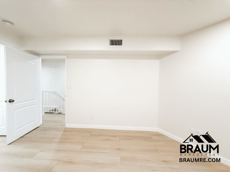 Winnetka Apartment: 7323 Winnetka Ave