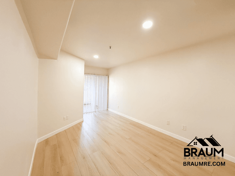 Winnetka Apartment: 7323 Winnetka Ave