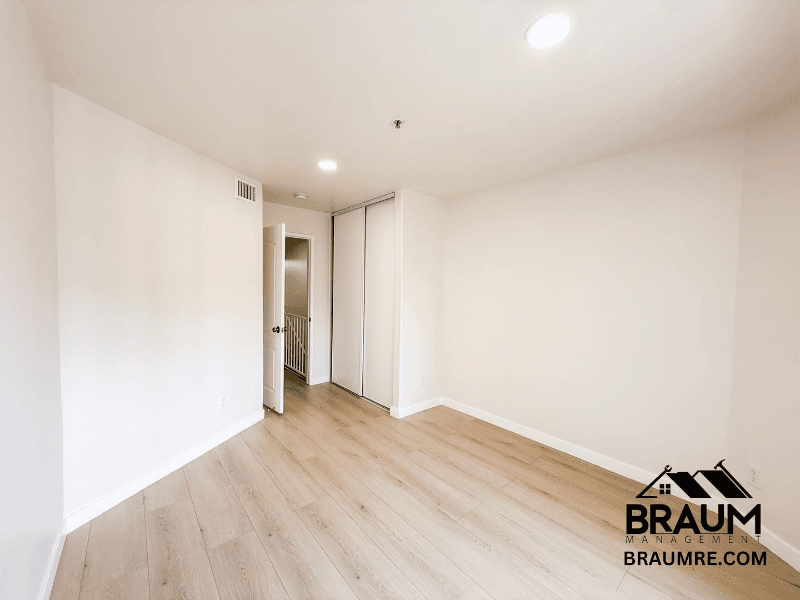 Winnetka Apartment: 7323 Winnetka Ave